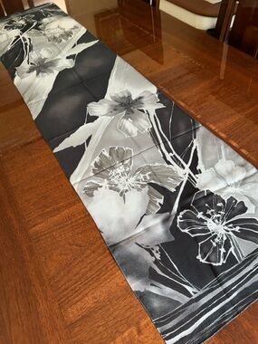 Jones New York Black and White Floral Scarf Wrap 15“ x 60“ made in Italy